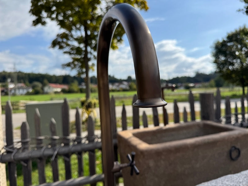 Granitbrunnen mit Wassereinlauf aus Edelstahl
