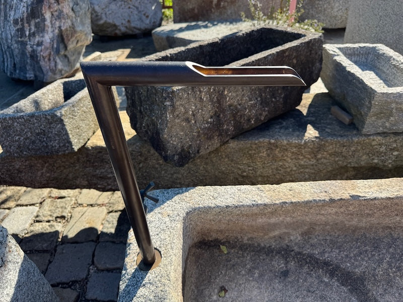 Steinbrunnen Unikat Messinghahn