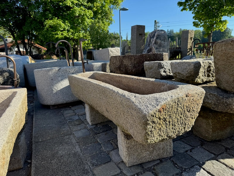 Steinbrunnen Unikat grau