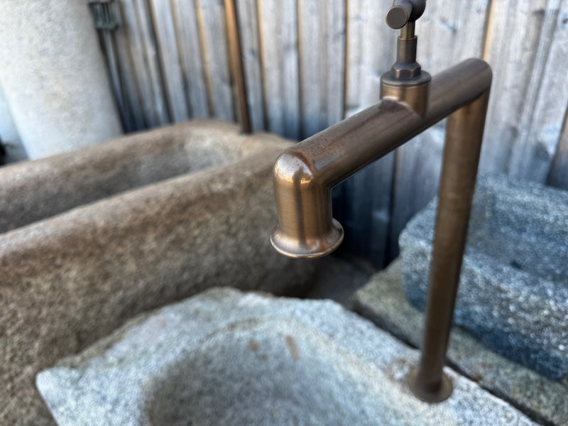 Steintrog Garten Messingwassereinlauf mit Handrad