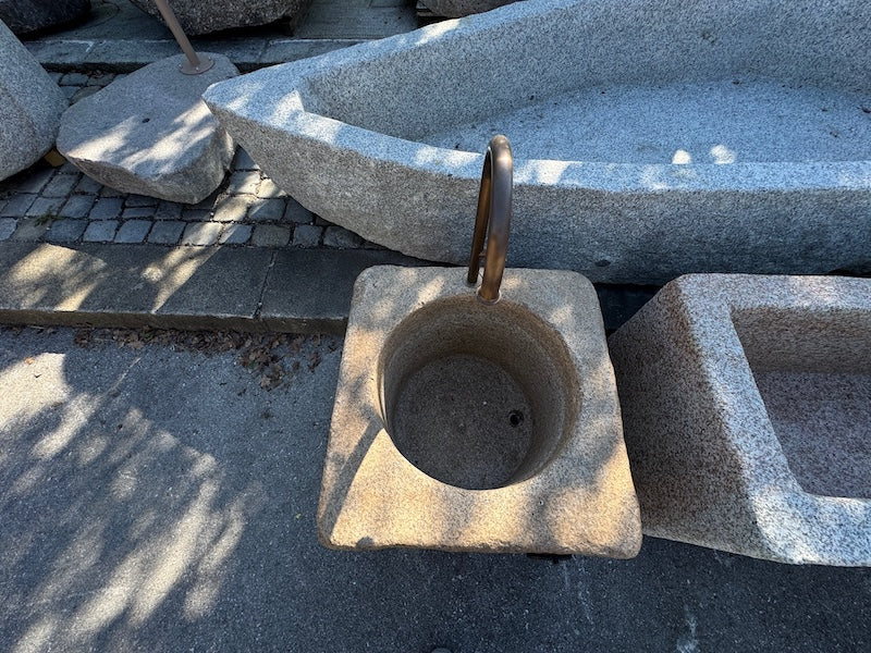 Granitbrunnen quadratisch