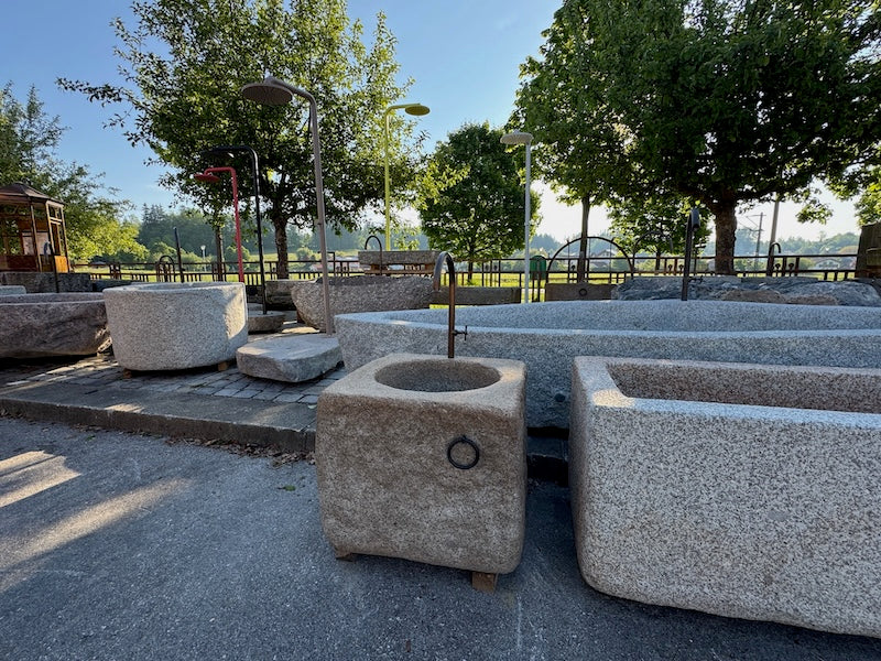 Granitbrunnen quadratisch mit Wassereinlauf