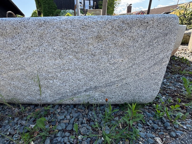 Granitbrunnen mit Wassereinlauf