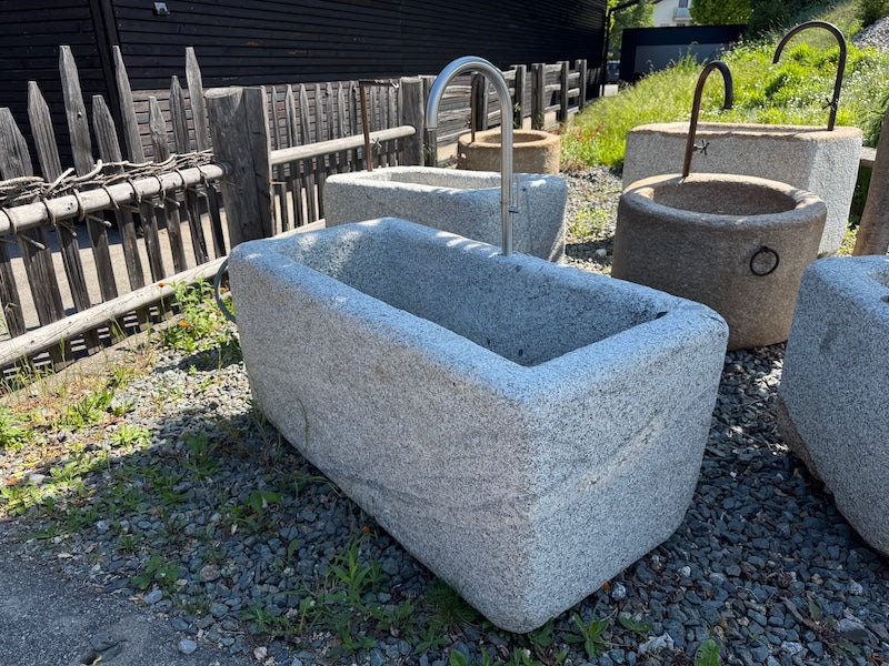 Granitbrunnen mit Wasserhahn