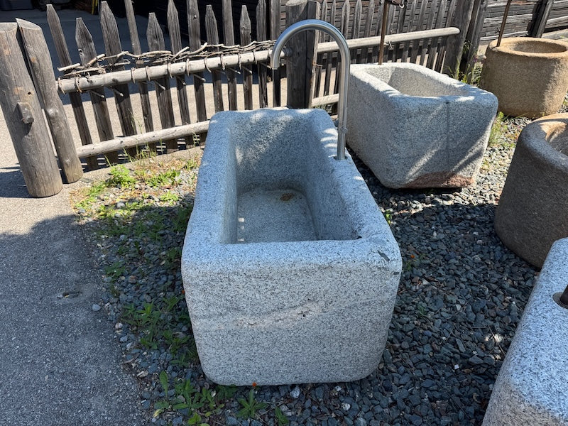 Granitbrunnen mit Edelstahlhahn