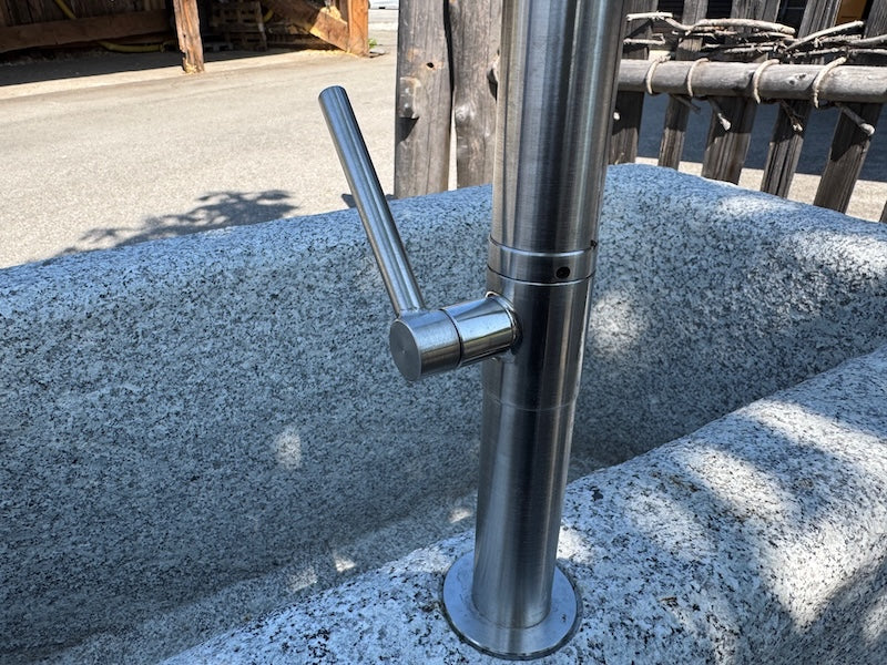 Granitbrunnen mit Wassereinlauf und Handrad