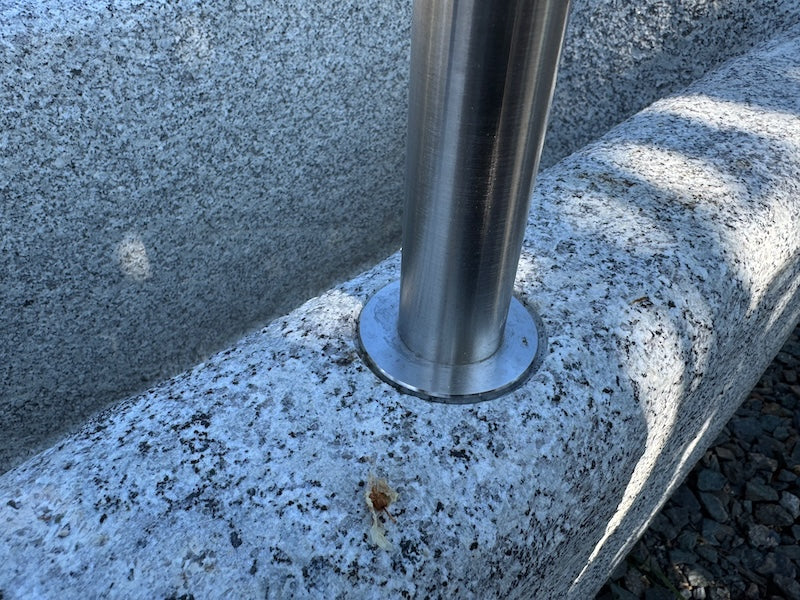 Granitbrunnen mit Wassereinlauf