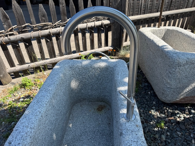 Granitbrunnen mit Wassereinlauf aus Edelstahl
