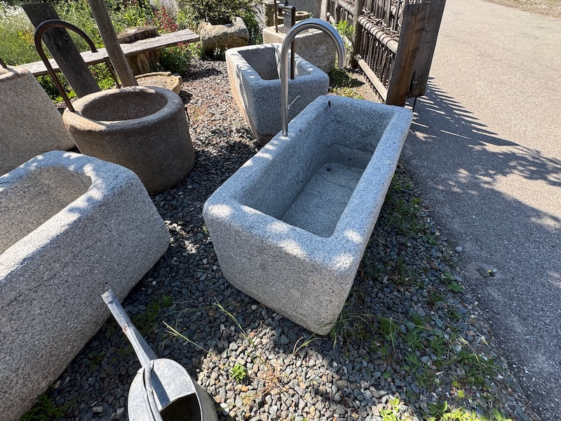Granitbrunnen mit Wassereinlauf