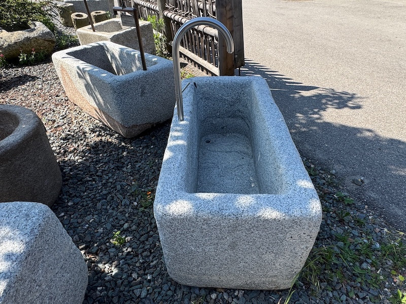 Granitbrunnen mit Wassereinlauf und Auslauf