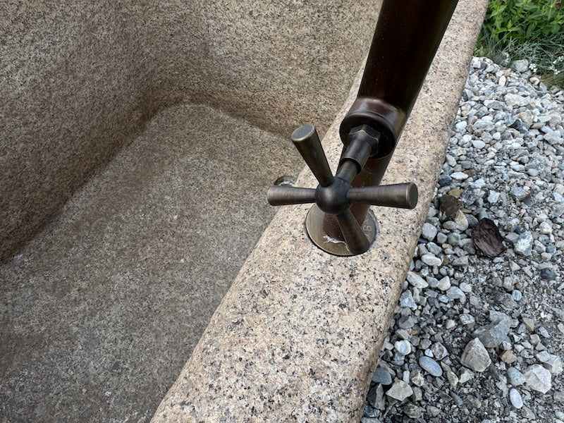 Wasserbrunnen mit Messinghandrad