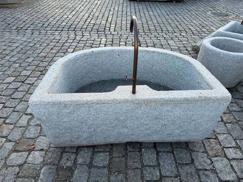 Halbrunder Granitbrunnen mit Wassereinlauf Draufsicht