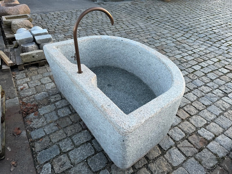 Halbrunder Granitbrunnen aus Bayern