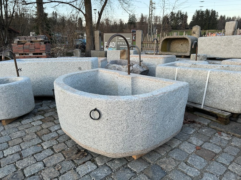 Halbrunder Granitbrunnen mit Wassereinlauf Vorderansicht