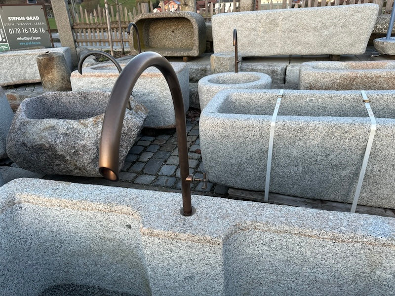 Halbrunder Granitbrunnen mit Wassereinlauf