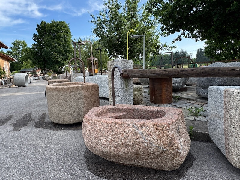 Granit Findling Brunnen Bayern