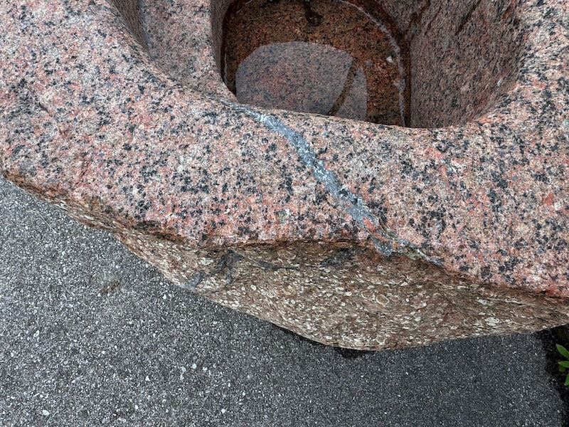 Granit Findling Brunnen