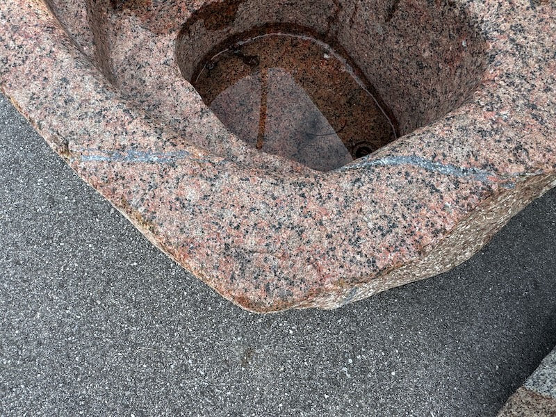 Granit Findling Brunnen Rückansicht
