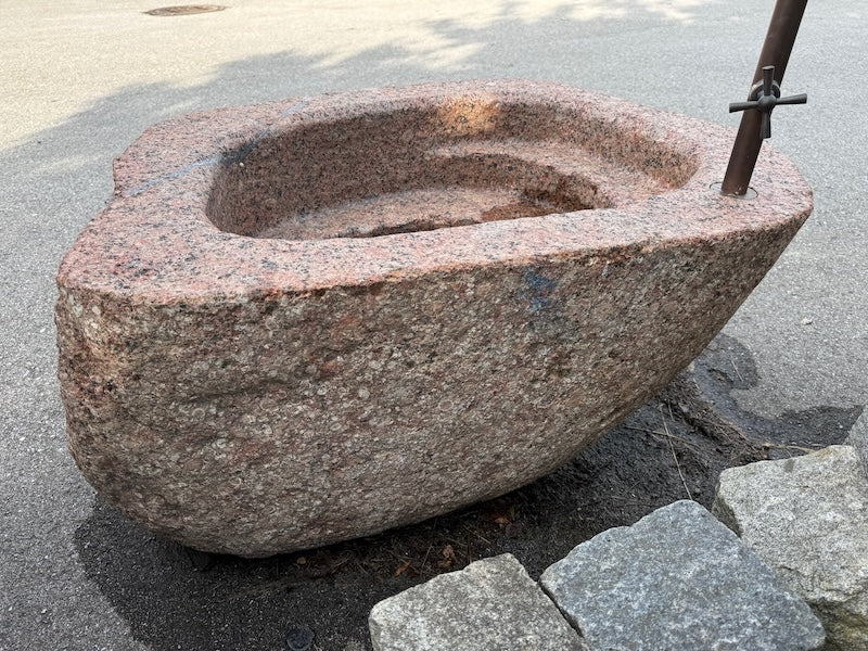 Granit Findling Brunnen