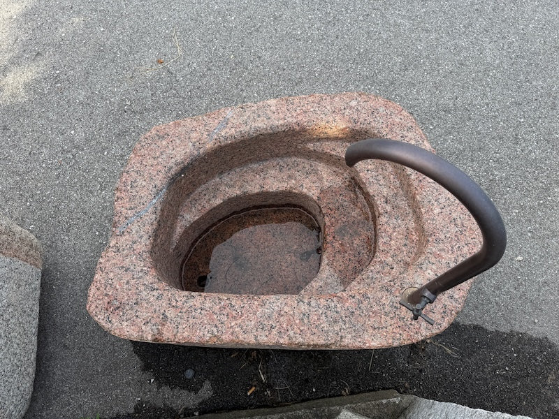 Granit Findling Brunnen mit Wasserhahn