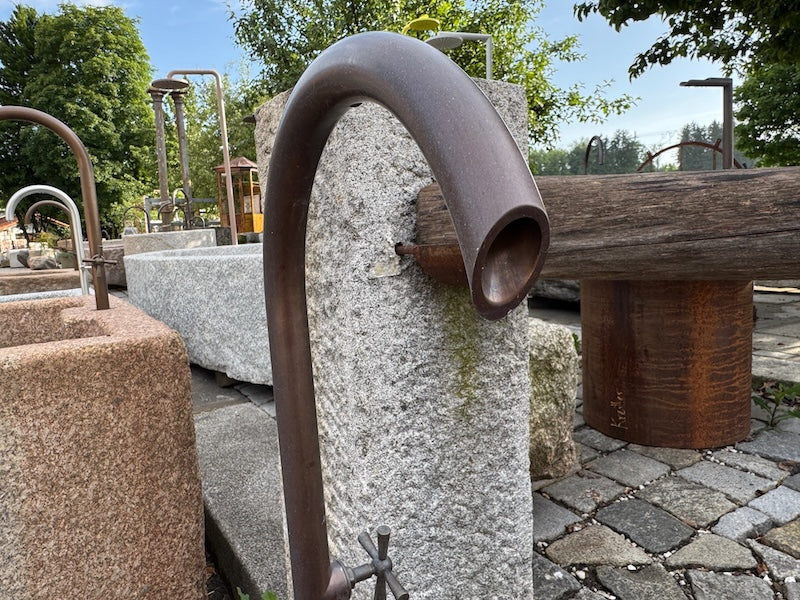 Granit Findling Brunnen