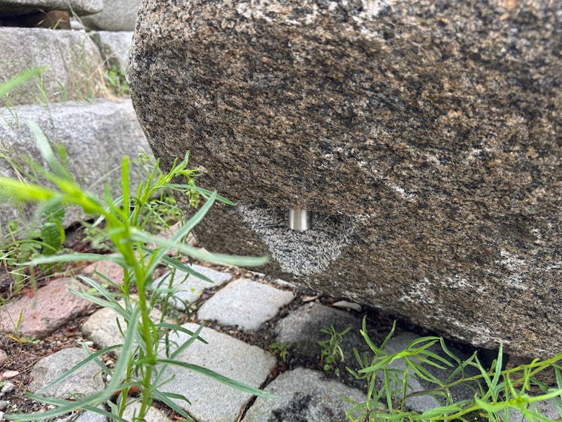 Naturstein Findling mit schöner Patina Rückansicht