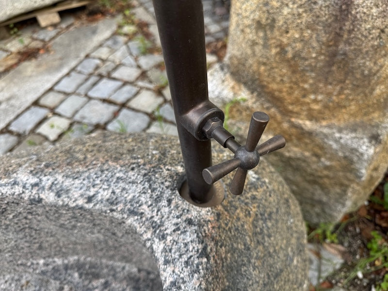 Naturstein Findling mit schöner Patina und Handrad