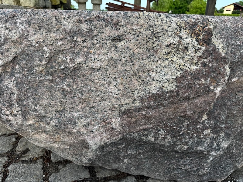 Alter Findlingsbrunnen mit schöner Ader