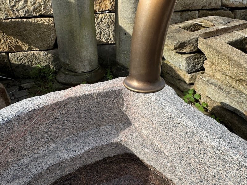 Außenbrunnen Detail Befestigung Wasserhahn