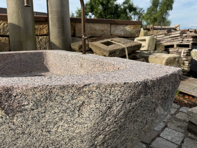 Außenbrunnen heller Granit