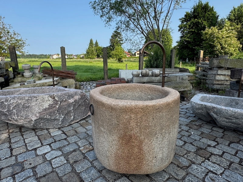 Natursteinbrunnen rund Wasserauslauf