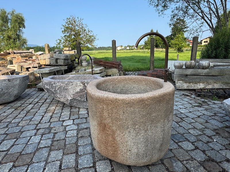 Natursteinbrunnen rund aus Bayern