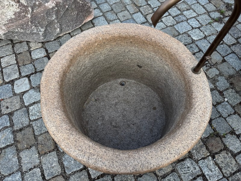 Natursteinbrunnen rund