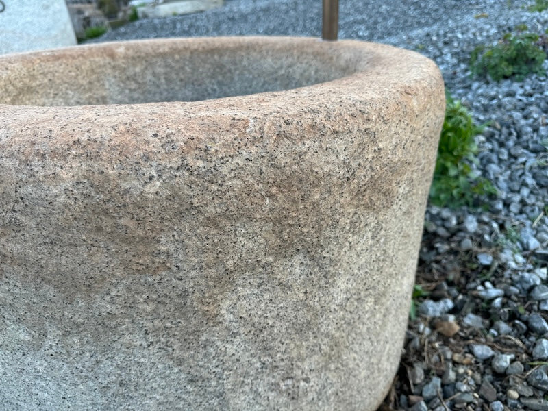 Runder Granitbrunnen Oberfläche