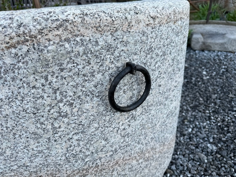 Granitbrunnen rund geflammte Oberfläche