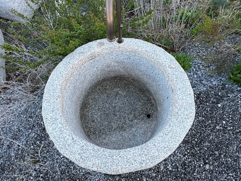 Granitbrunnen rund Rückansicht