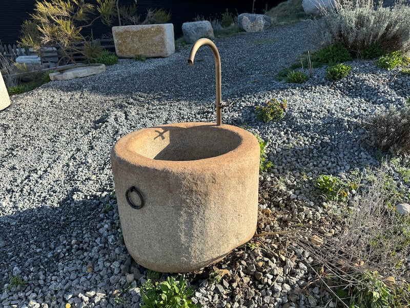 runder Granitbrunnen