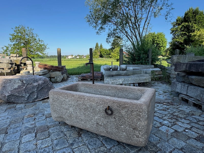 Steinbrunnen Antik mit Wassereinlauf