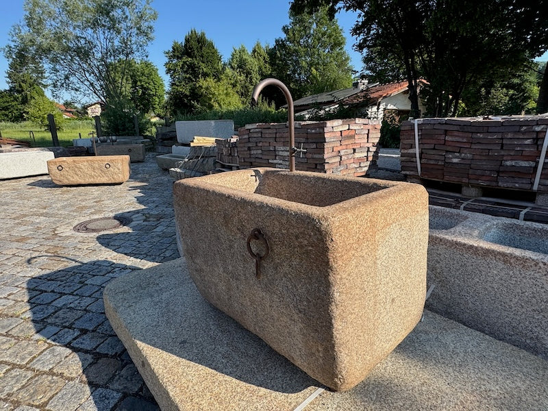 Gartenbrunnen Granit rechteckig Rost Optik mit Naturoberfläche