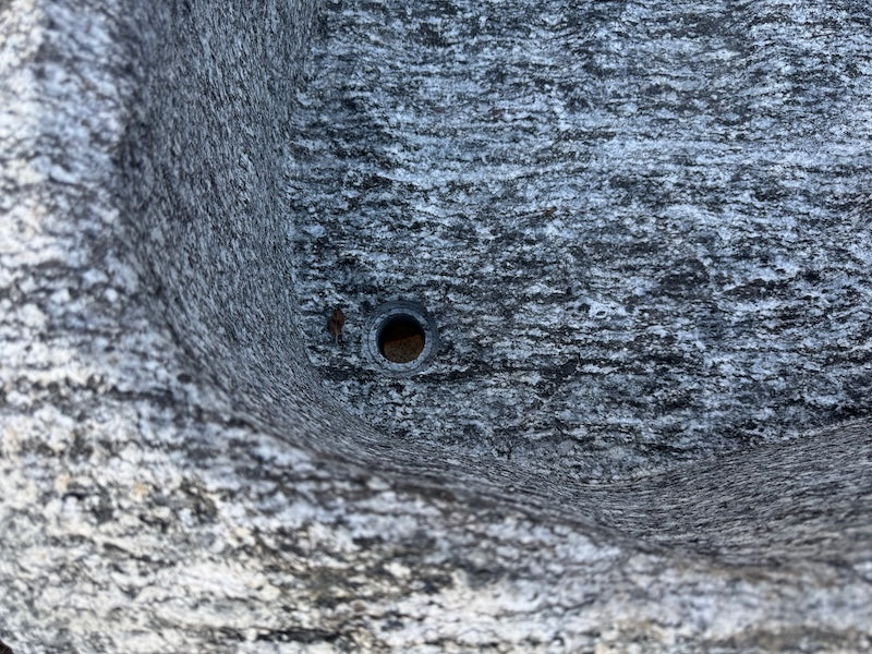 Findlingsbrunnen Schweiz Wasserauslauf