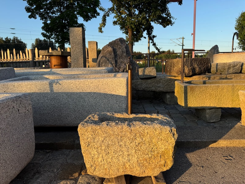 Kleiner Brunnentrog mit Hahn