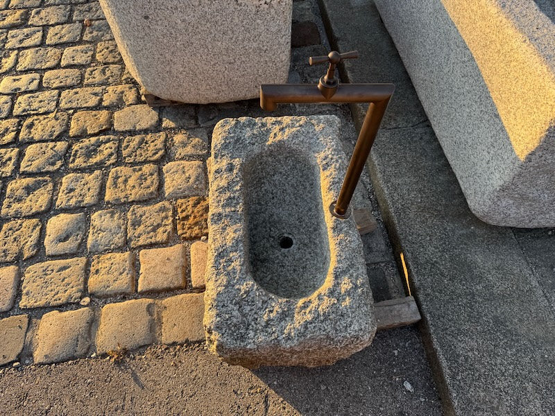 Kleiner Brunnentrog mit Hahn