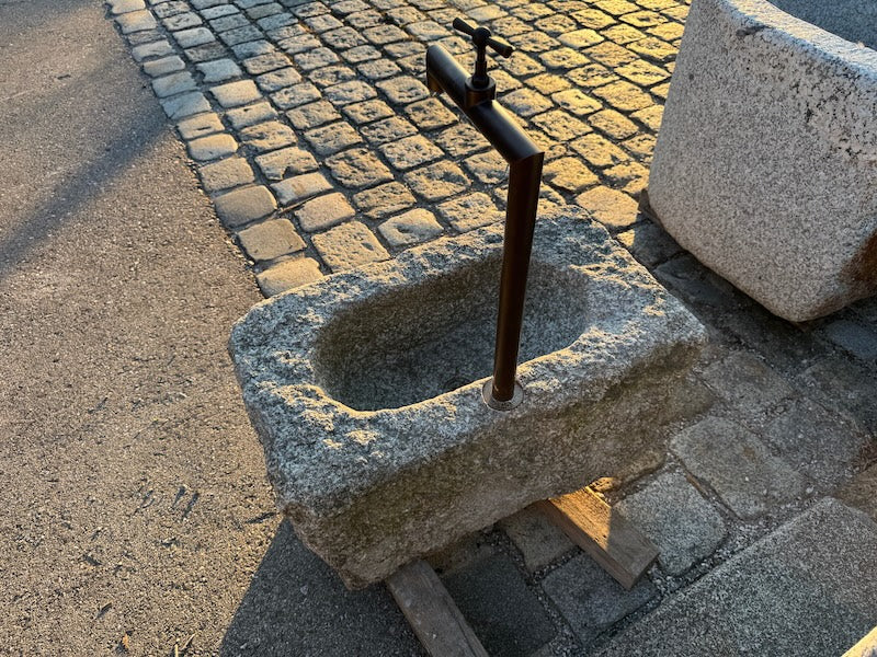 Kleiner Brunnentrog mit Hahn Detail Befestigung