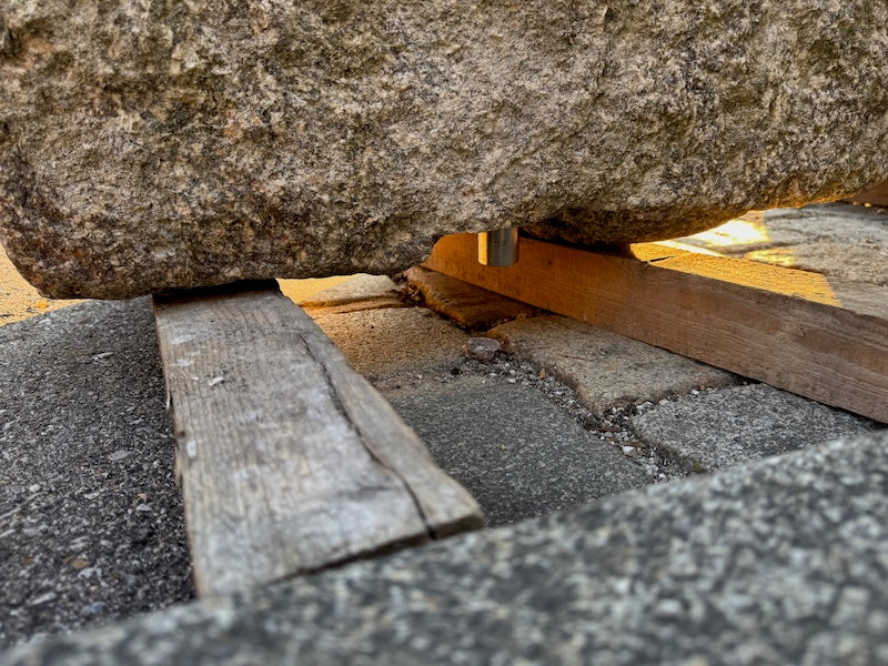 Kleiner Brunnentrog mit Hahn Detail Befestigung