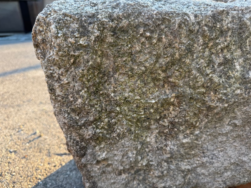 Kleiner Brunnentrog mit Hahn