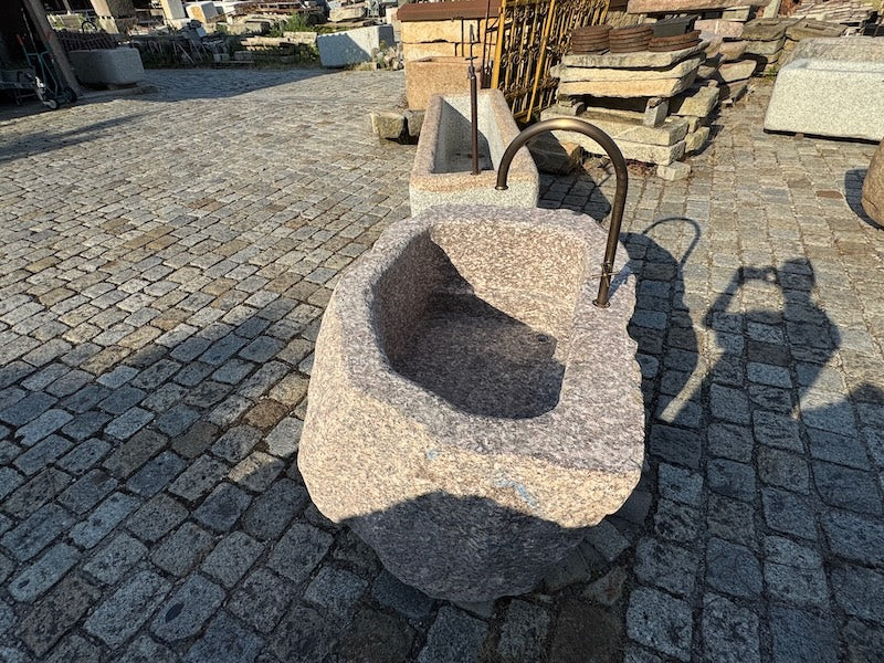 Gartenbrunnen mit Wasserhahn