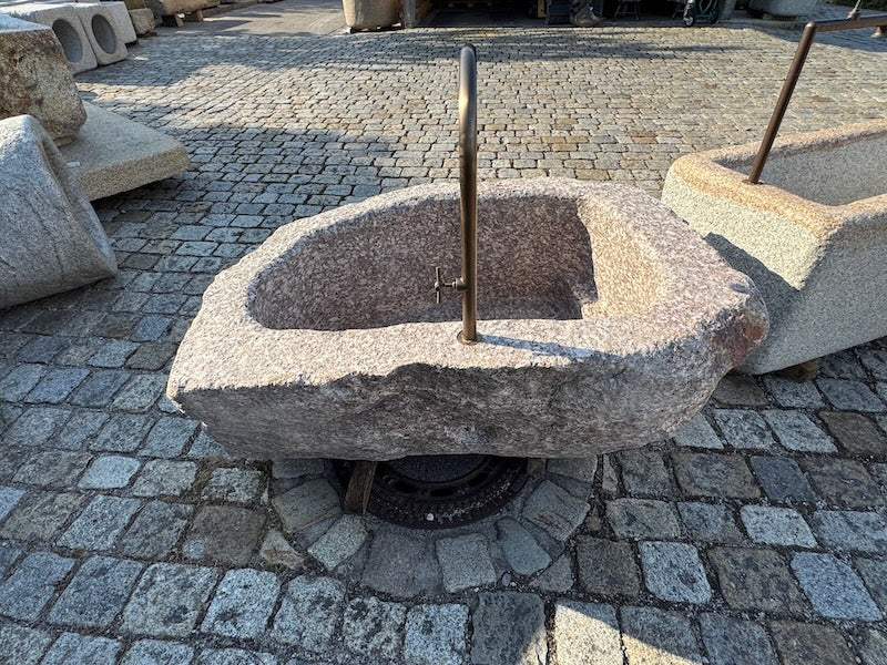 Gartenbrunnen mit Wasserhahn Rückansicht