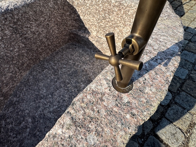 Gartenbrunnen mit Wasserhahn und Handrad