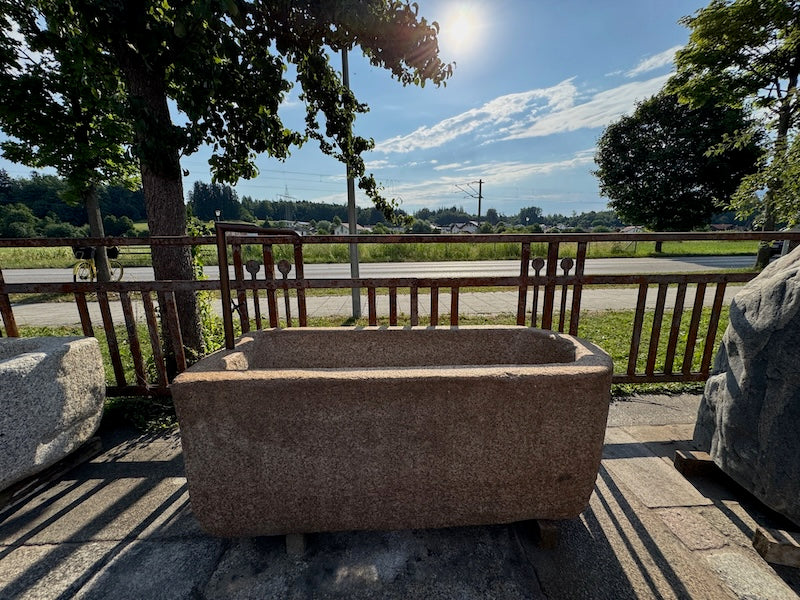 Steinbrunnen Österreich mit Patina