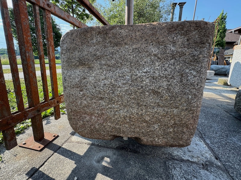 Steinbrunnen Österreich Detail Befestigung Hahn
